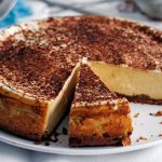 طرز تهیه چیز کیک نسکافه ای یخچالی مناسب پذیرایی
