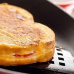 چگونه ساندویچ گوجه فرنگی و پنیر با نان تست درست کنیم؟