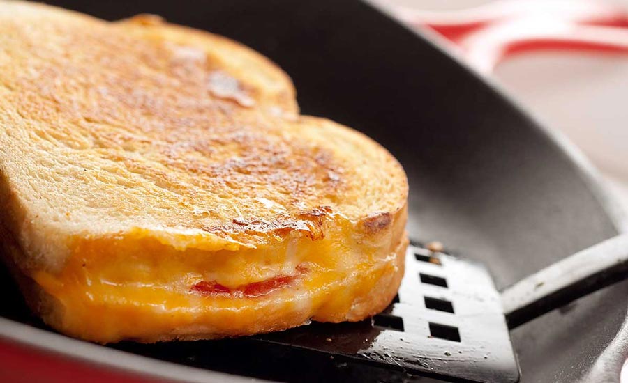 چگونه ساندویچ گوجه فرنگی و پنیر با نان تست درست کنیم؟