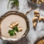 طرز تهیه دیپ بادام هندی یک دورچین شیک برای مهمانی ها