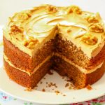 طرز تهیه کیک قهوه گردویی بسیار خوشمزه و مناسب کافی شاپ