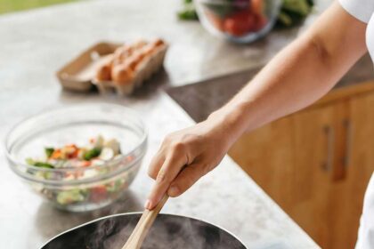10 اشتباه رایج در آشپزی که کیفیت غذای شما را کاهش می‌دهد