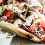 طرز تهیه ژیروس یونانی | ساندویچ با گوشت و سس تزاتزیکی