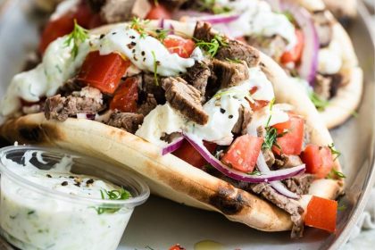 طرز تهیه ژیروس یونانی | ساندویچ با گوشت و سس تزاتزیکی