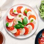 طرز تهیه سالاد کاپرزه؛ طعم اصیل ایتالیایی با سه ماده اولیه ساده!